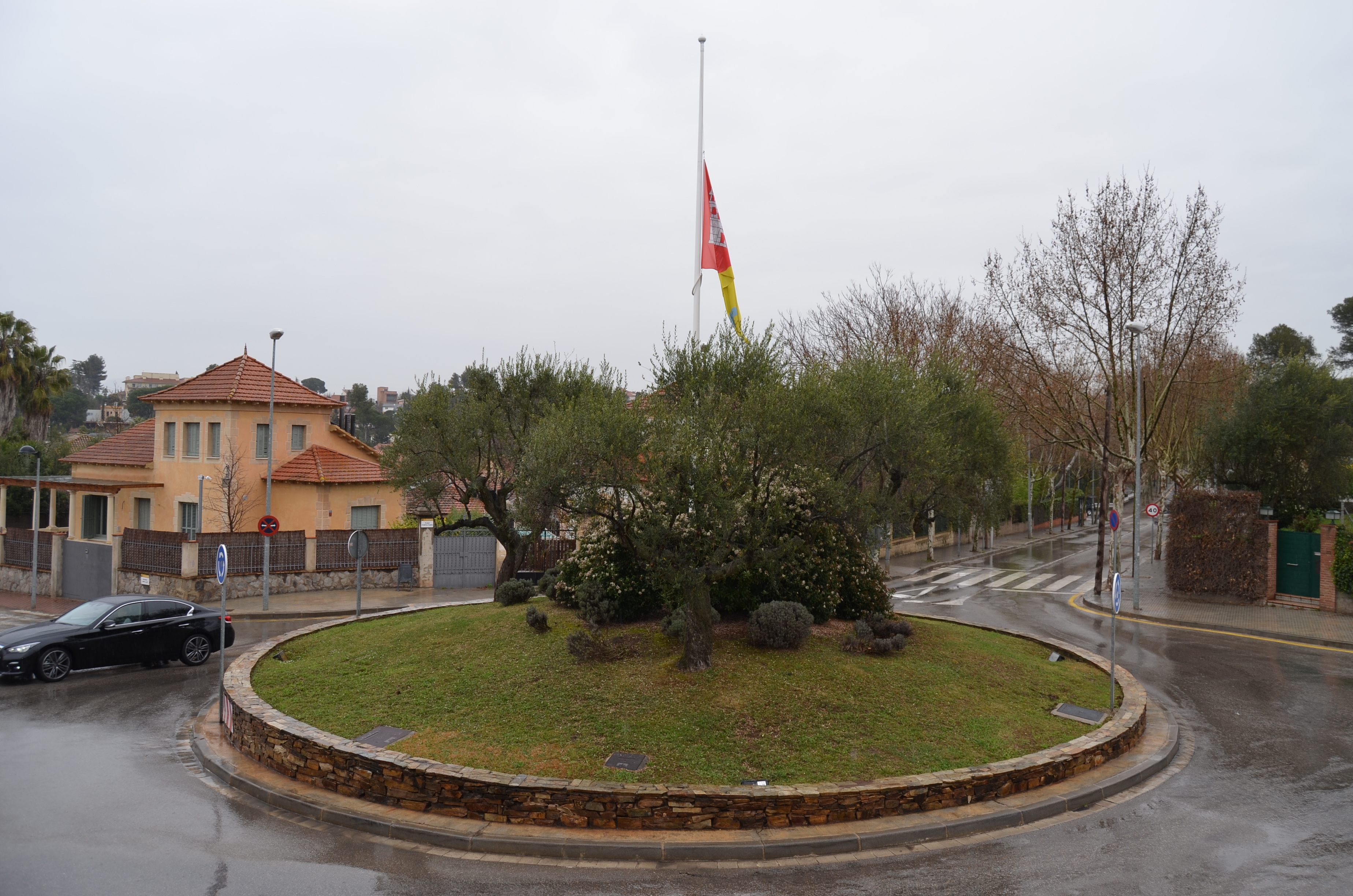 Bandera a mig pal a la plaça Pompeu Fabra, davant de la Casa de la Vila